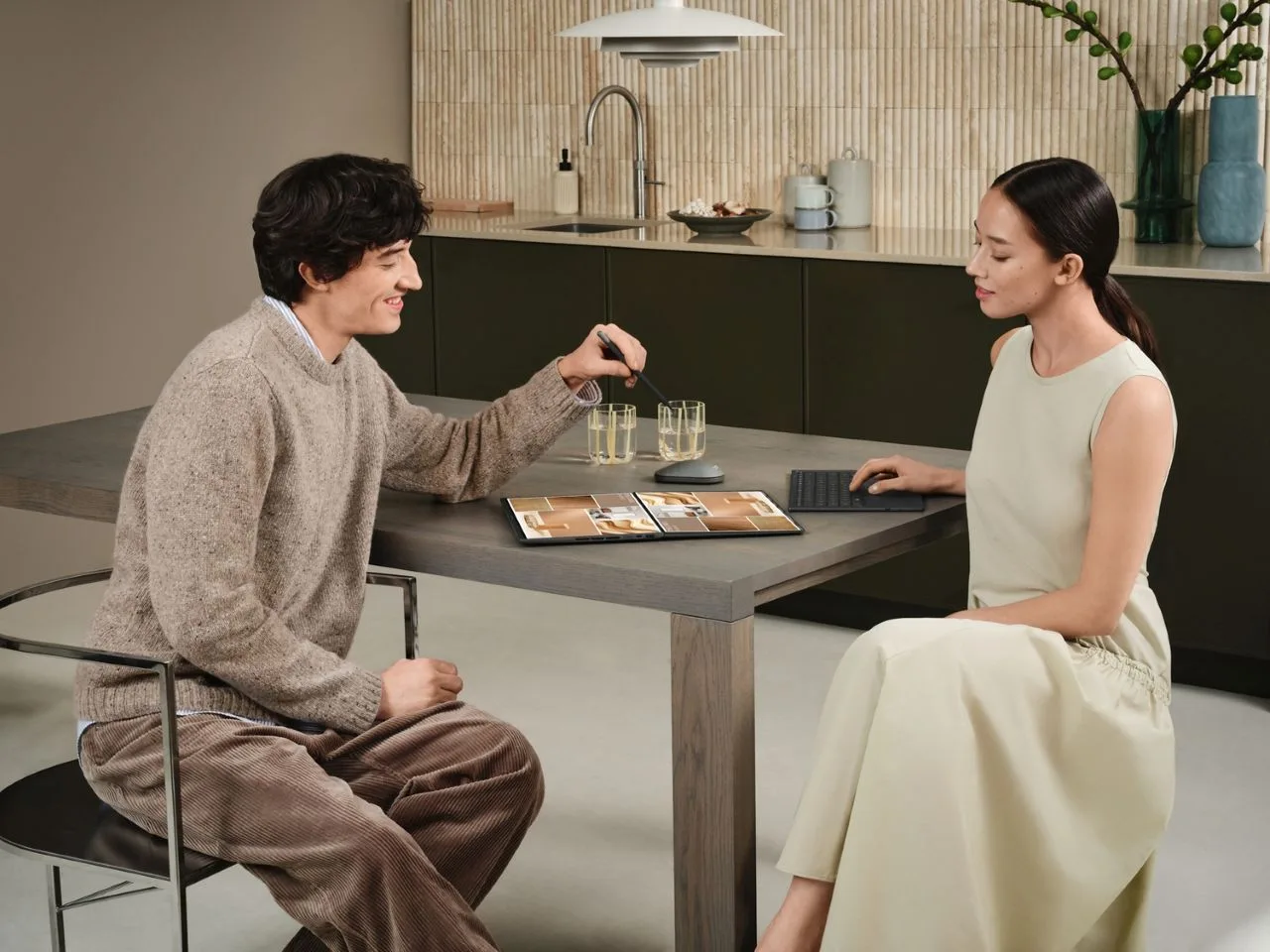 ASUS Zenbook DUO (2026) UX8407: Revolučný notebook s dvoma OLED displejmi prichádza na Slovensko